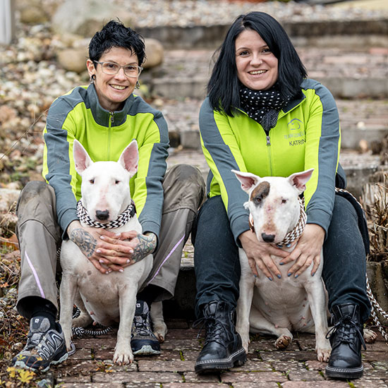 Freya Krautwurst von Leinelos Hundetraining und Katrin Nietgen mit den Bullies Freya und Mila